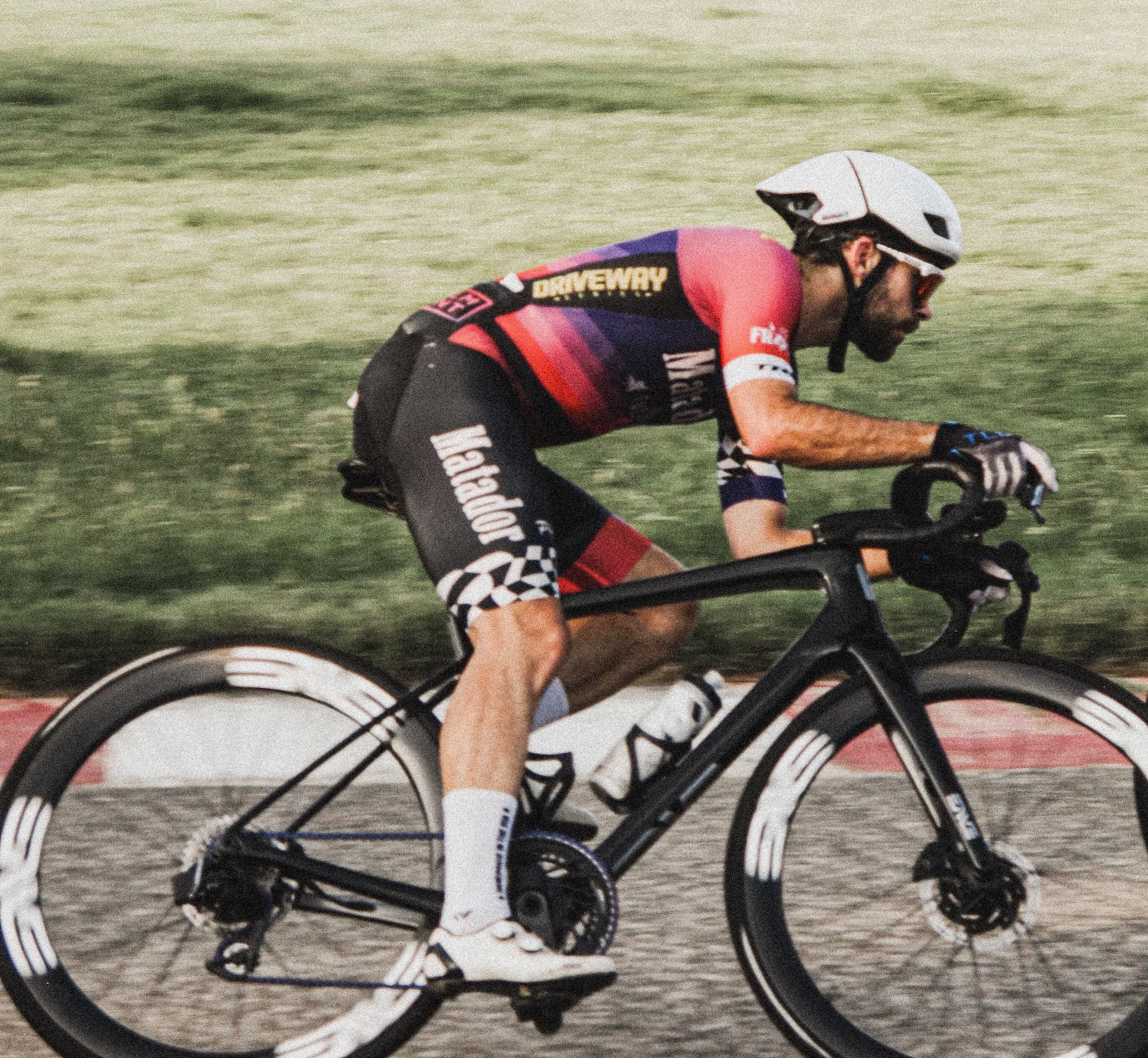 Evan Bausbacher racing a criterium in an elite field
